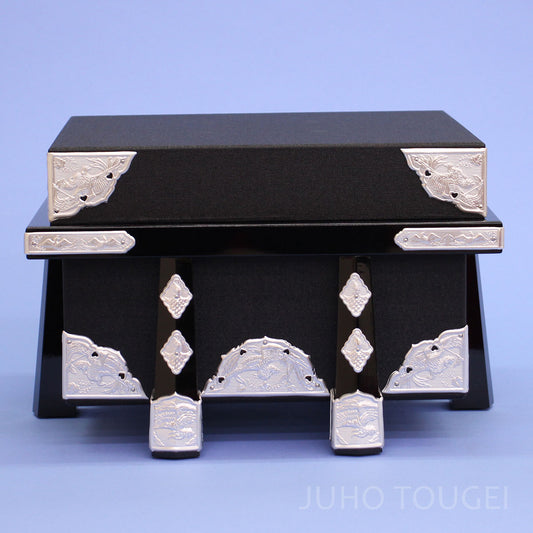 五月人形で使用する、備品、付属品の単品販売です。12号兜櫃(かぶとびつ) 黒紗張り銀金具櫃