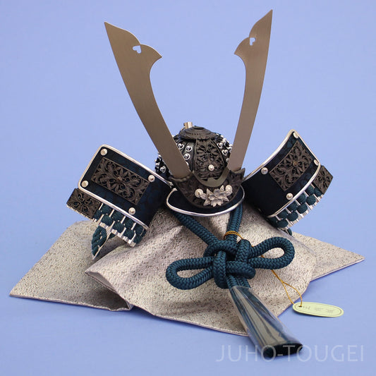 ８号銀ミラー黒桜金物兜　イメージ