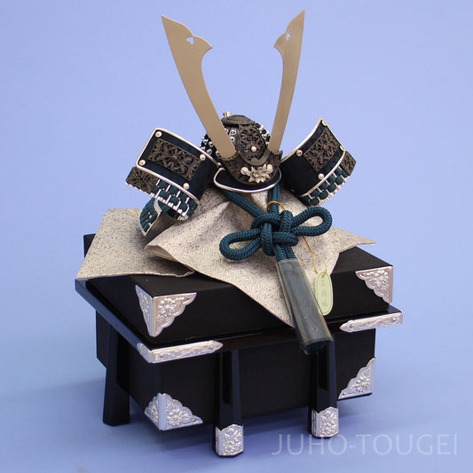 ８号銀ミラー黒桜金物兜　８号櫃付き　イメージ