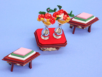 Poupées et accessoires Hina : Sanpo (en boise) en forme de losange n° 25, laqué ambre, décoration en pin, bambou et prune