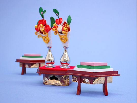 Poupées et accessoires Hina : Sanpo (en boise) en forme de losange n° 25, laqué ambre, décoration en pin, bambou et prune