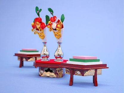 Poupées et accessoires Hina : Sanpo (en boise) en forme de losange n° 25, laqué ambre, décoration en pin, bambou et prune