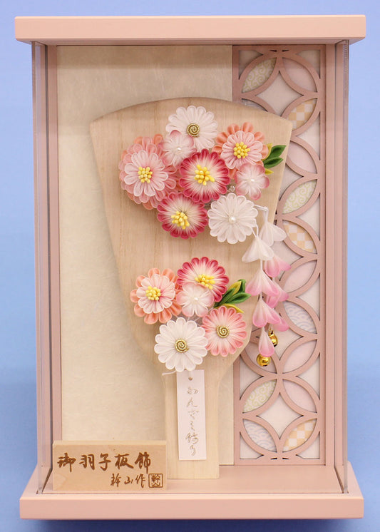 7号つまみ髪飾り羽子板　みう　くすみピンク額入り