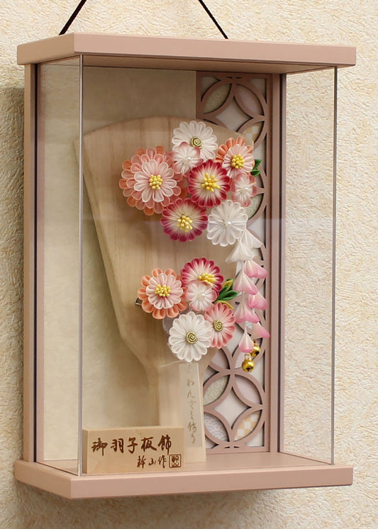 7号つまみ髪飾り羽子板　みう　くすみピンク額入り　横から