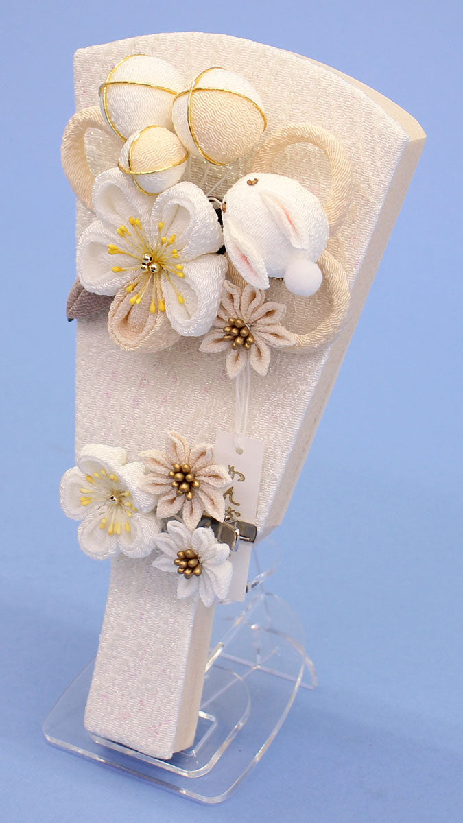 7号うさぎ簪　ベージュ羽子板出し飾り　右から