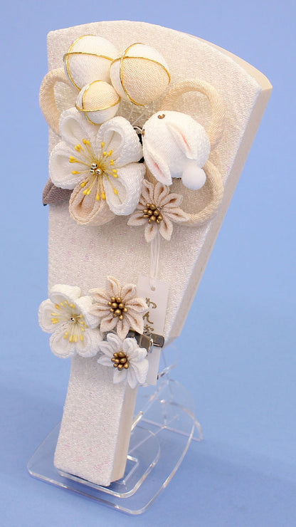 7号うさぎ簪　ベージュ羽子板出し飾り　右から