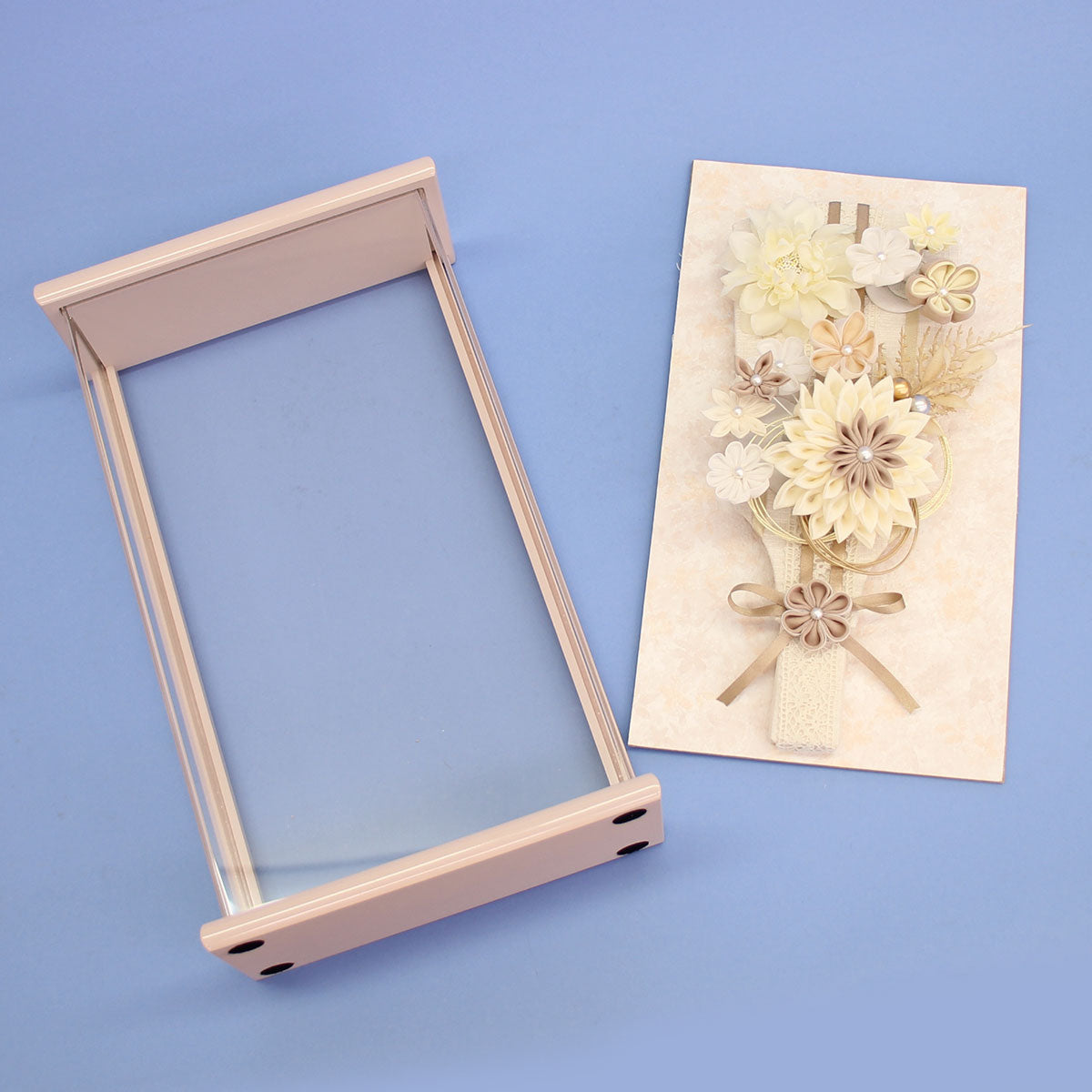 ９号剣つまみ髪飾り羽子板　グレージュ白　ライラック　ケース外す