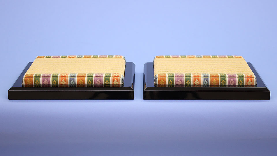 Keshi-size Tatami and black lacquered seats