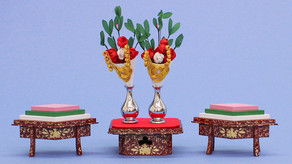 雛道具菱三宝 琥珀塗本金三つ葉唐草献上（木製）