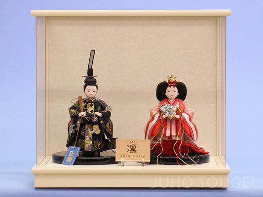 带展示柜的传统雏人偶装饰组，宽39厘米，豆雏，黑框搭配金色背板