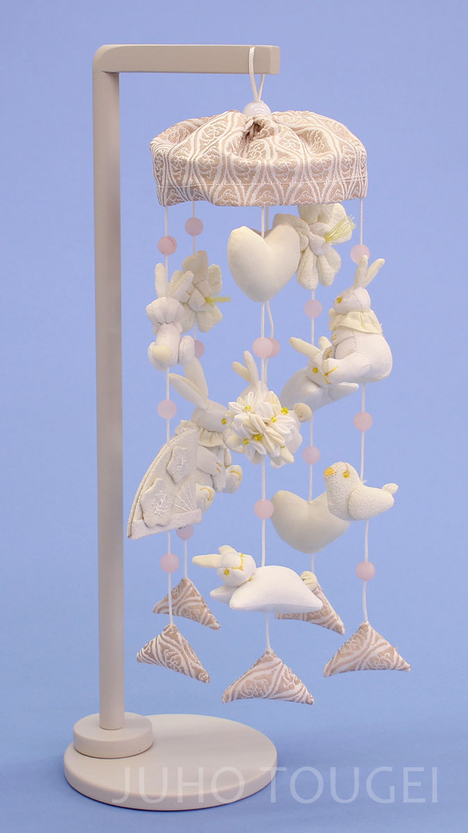 つるし飾り台付き　高さ 34cm ミニウサギっこ　くすみピンク