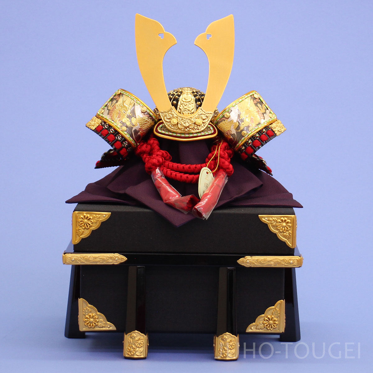 8号彫金兜　金具櫃付き　正面