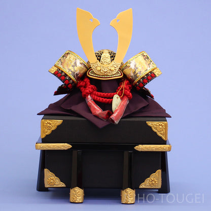 8号彫金兜　金具櫃付き　正面