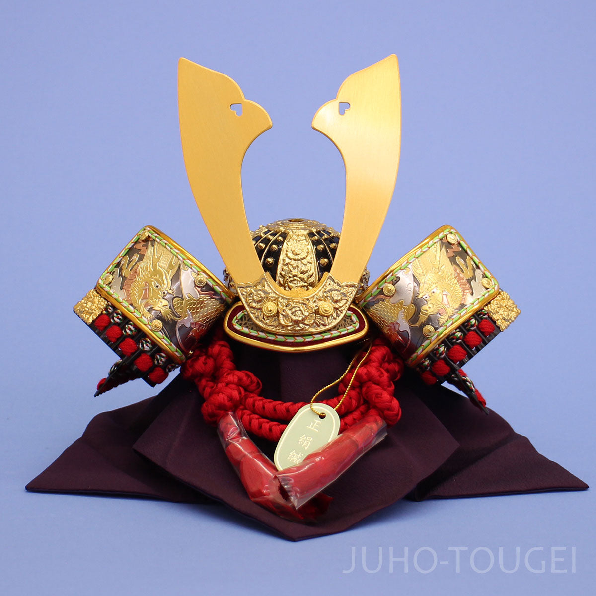 8号彫金兜　正面