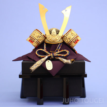 8号紺中白名が鍬形兜　紗張り櫃付き　正面