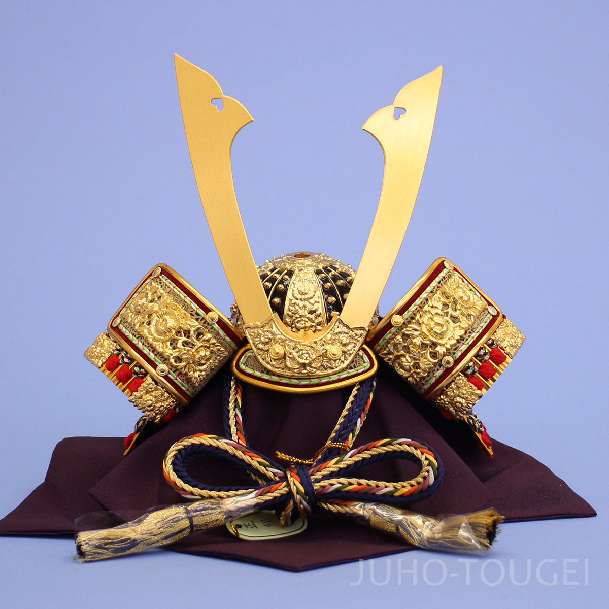 8号紺中白名が鍬形兜　紗張り櫃付き　正面