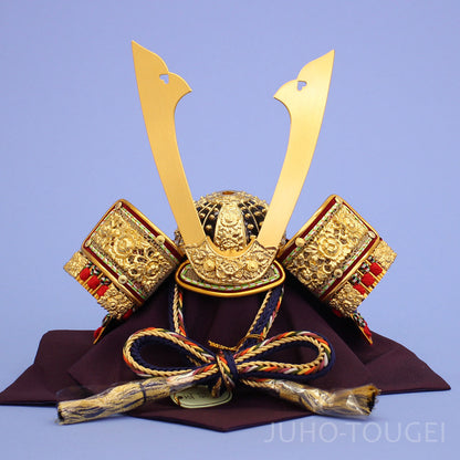 8号紺中白名が鍬形兜　紗張り櫃付き　正面