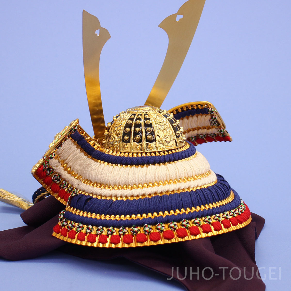 8号紺中白名が鍬形兜　後ろから