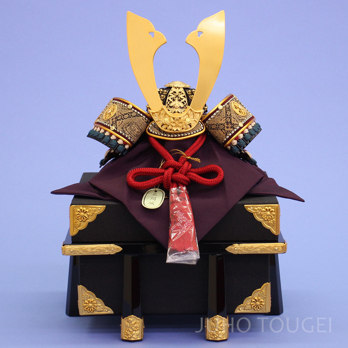 8号茶金鉢兜　金具櫃付き　正面