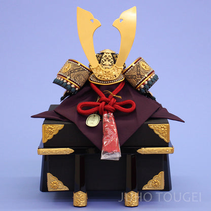 8号茶金鉢兜　金具櫃付き　正面