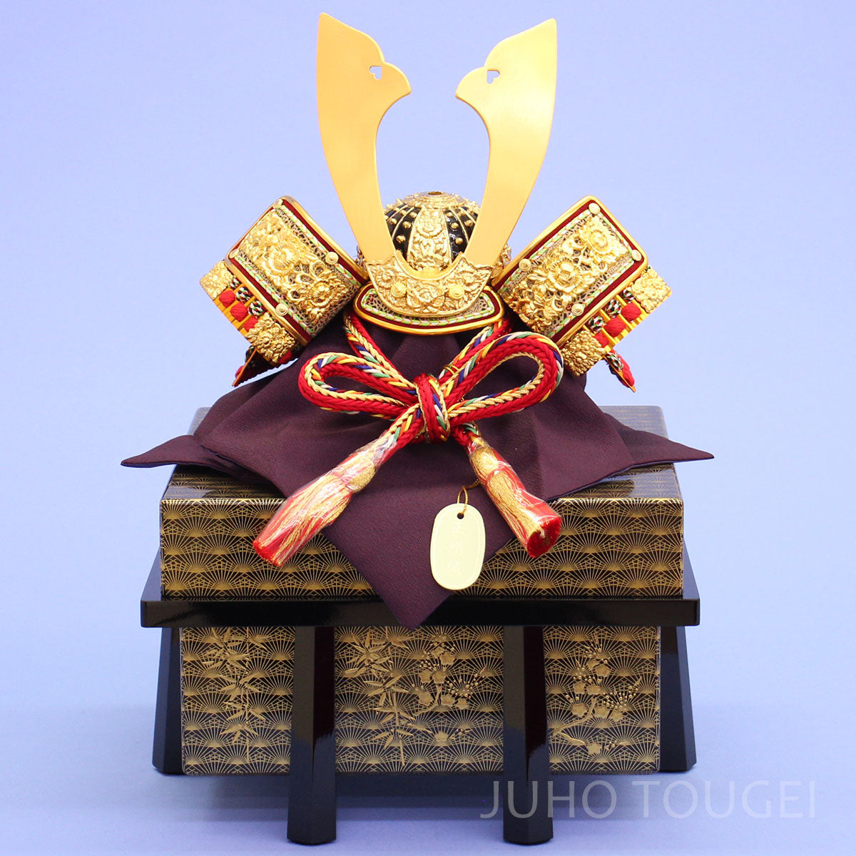 ８号中鍬形　金小札赤縅兜　蒔絵櫃付き　正面