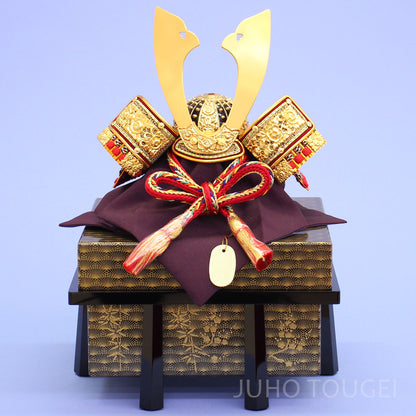 ８号中鍬形　金小札赤縅兜　蒔絵櫃付き　正面