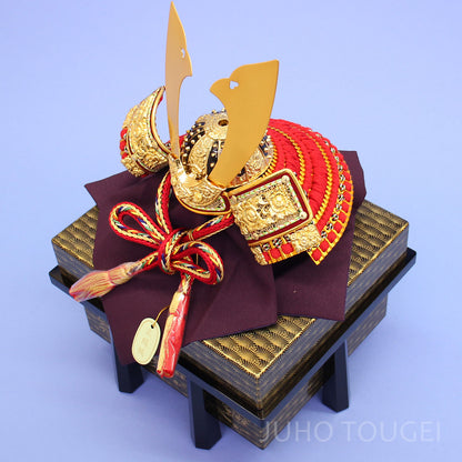 ８号中鍬形　金小札赤縅兜　蒔絵櫃付き　上から