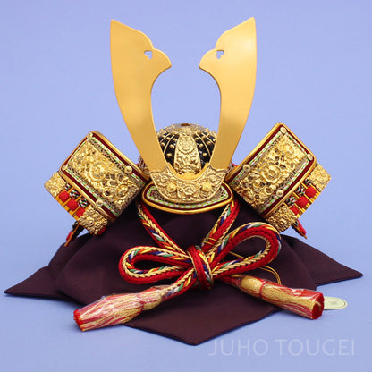 ８号中鍬形　金小札赤縅兜　蒔絵櫃付き　正面