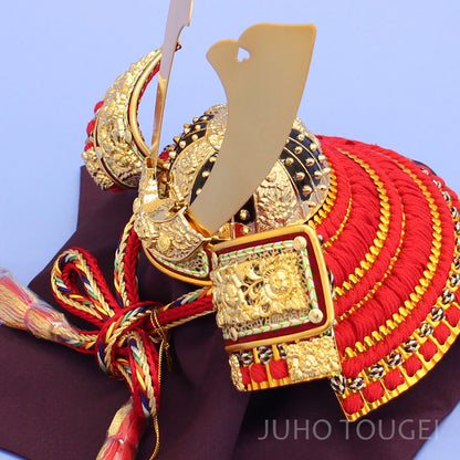 ８号中鍬形　金小札赤縅兜　ズーム