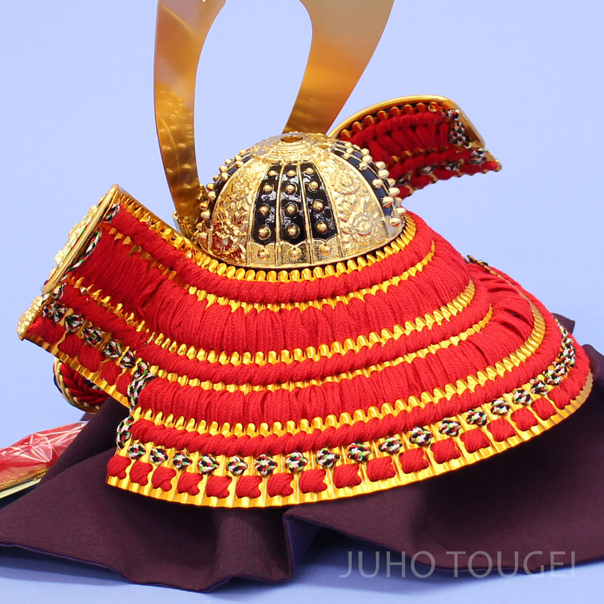 ８号中鍬形　金小札赤縅兜　後ろから