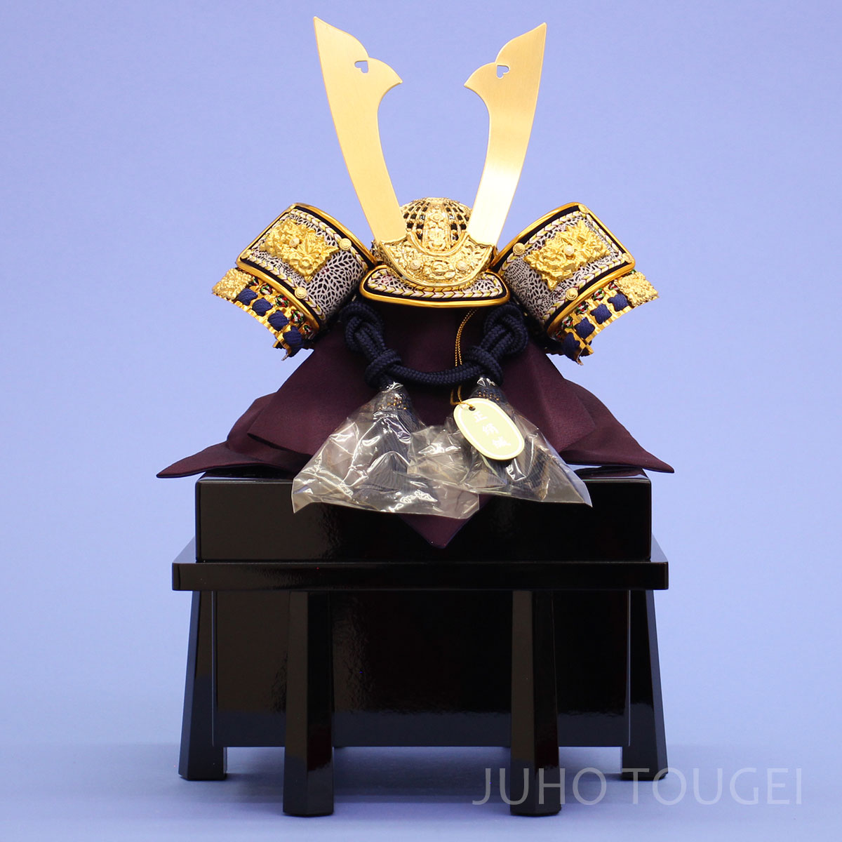 5号長鍬形兜　紺糸縅　黒櫃付き　正面