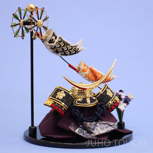 五月人形 兜飾り 幅 26㎝  ５号伊達政宗兜　丸台こいのぼり飾りセット