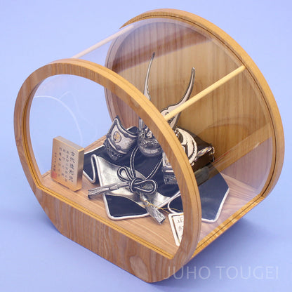 3号銀昇龍兜　木目丸アクリルケース飾り　上から
