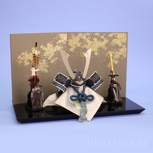 8号銀ミラー兜金彩桜平飾り　イメージ