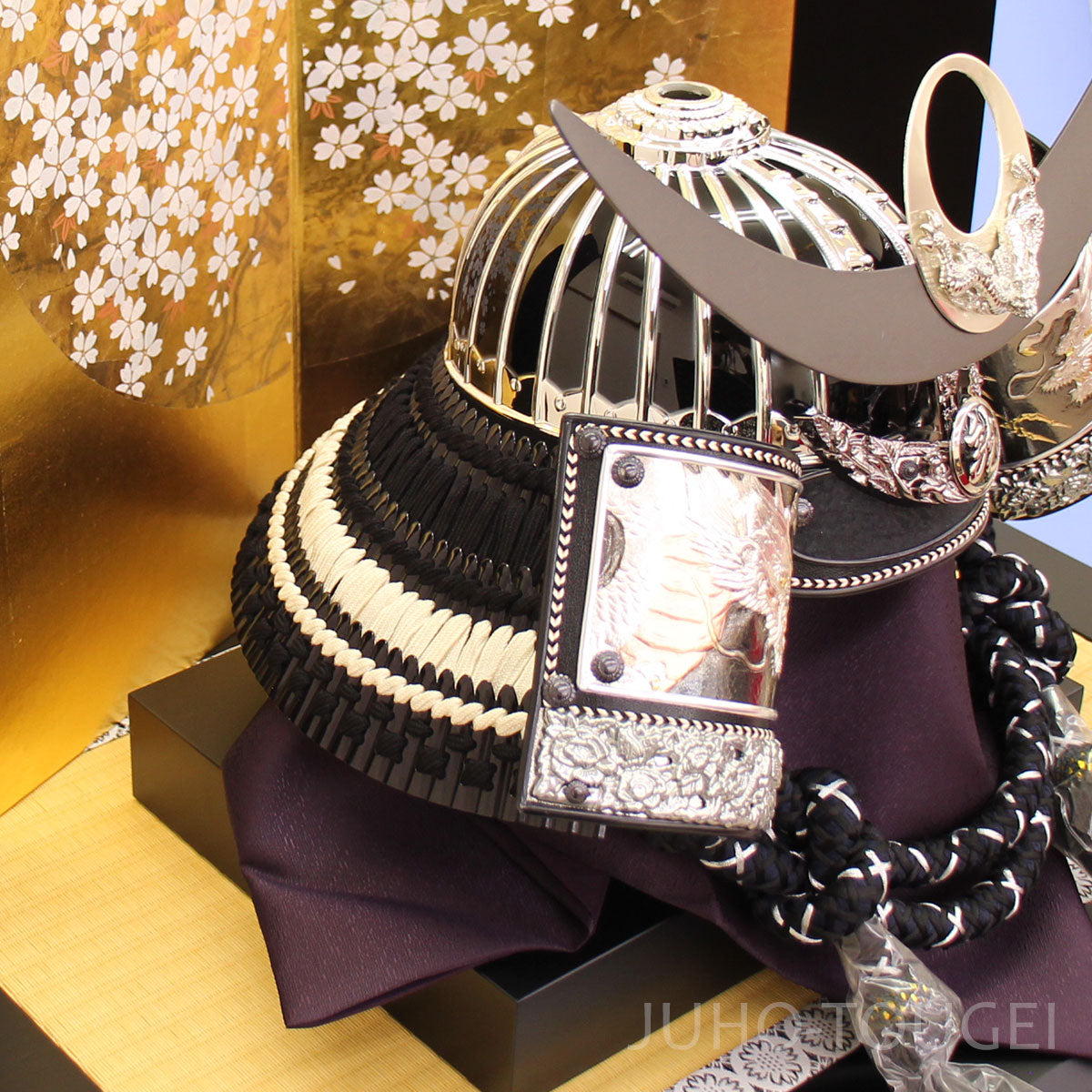 上杉謙信着用兜収納飾り　丸桜　横からズーム