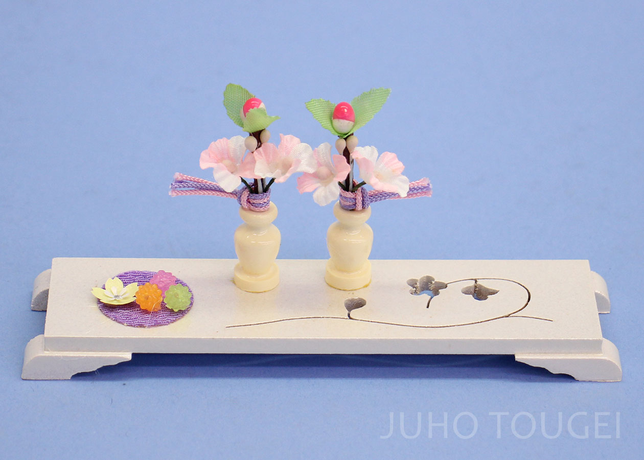 Hina dolls and accessories in front of the dolls, pearl white