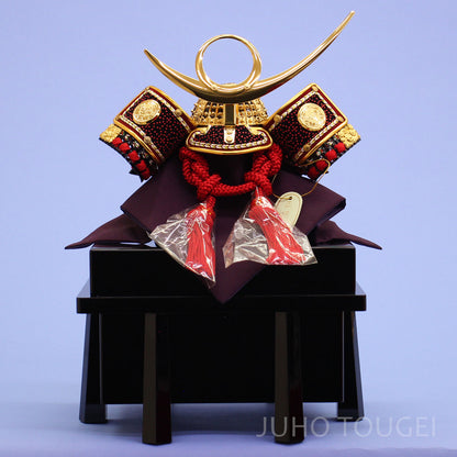 ５号上杉謙信兜　櫃付き　正面