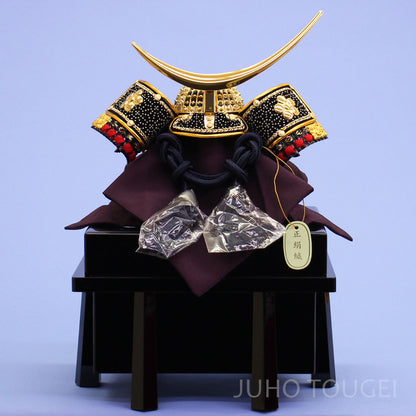 ５号伊達政宗兜　黒塗り櫃付き　正面