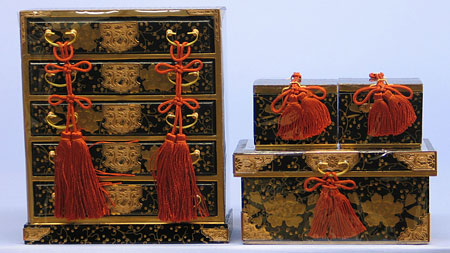 Three sets of Hina doll accessories. – 寿鳳人形の東芸