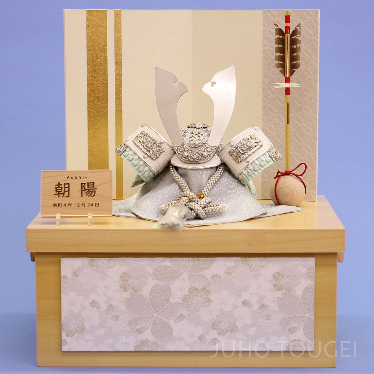 シルバーグレー兜 収納飾り　正面