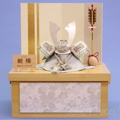 シルバーグレー兜 収納飾り　正面