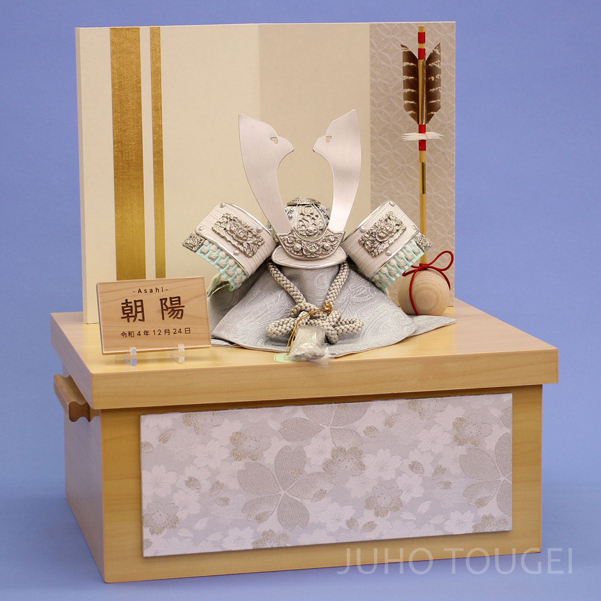 シルバーグレー兜 収納飾り　イメージ