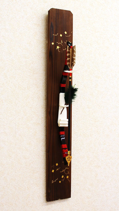 壁掛け破魔弓飾り 箔押し焼杉垂髪　赤絲巻き　横から