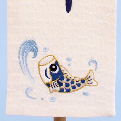 Drapeau nominatif pour garçon, hauteur 39 cm, broderie carpe blanche (petite)