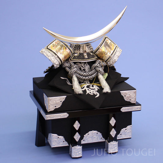 12号銀小札伊達兜　櫃付き　横から