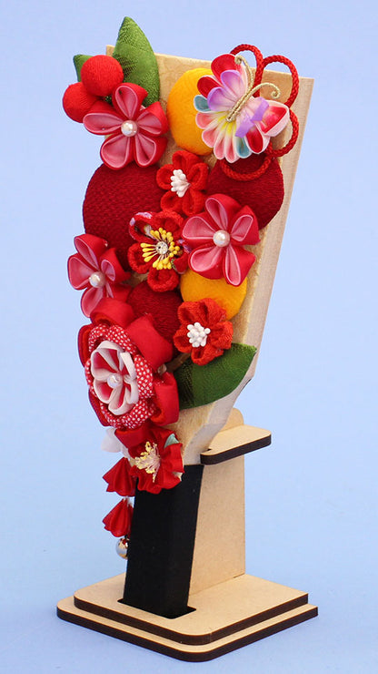 つまみ細工羽子板　花づくし(赤) MDFスタンド付き　左から
