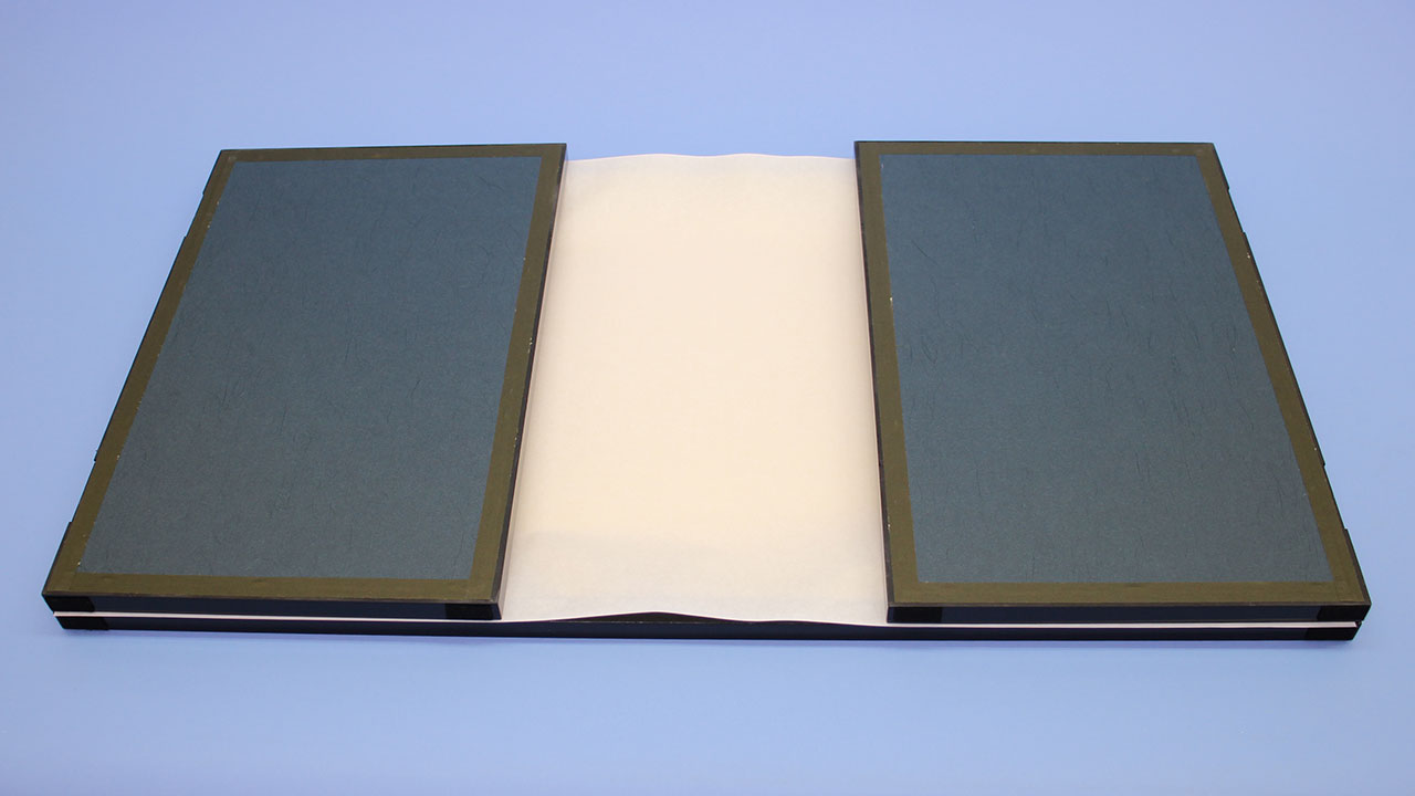 13号新金絹目三曲枠屏風　たたむ