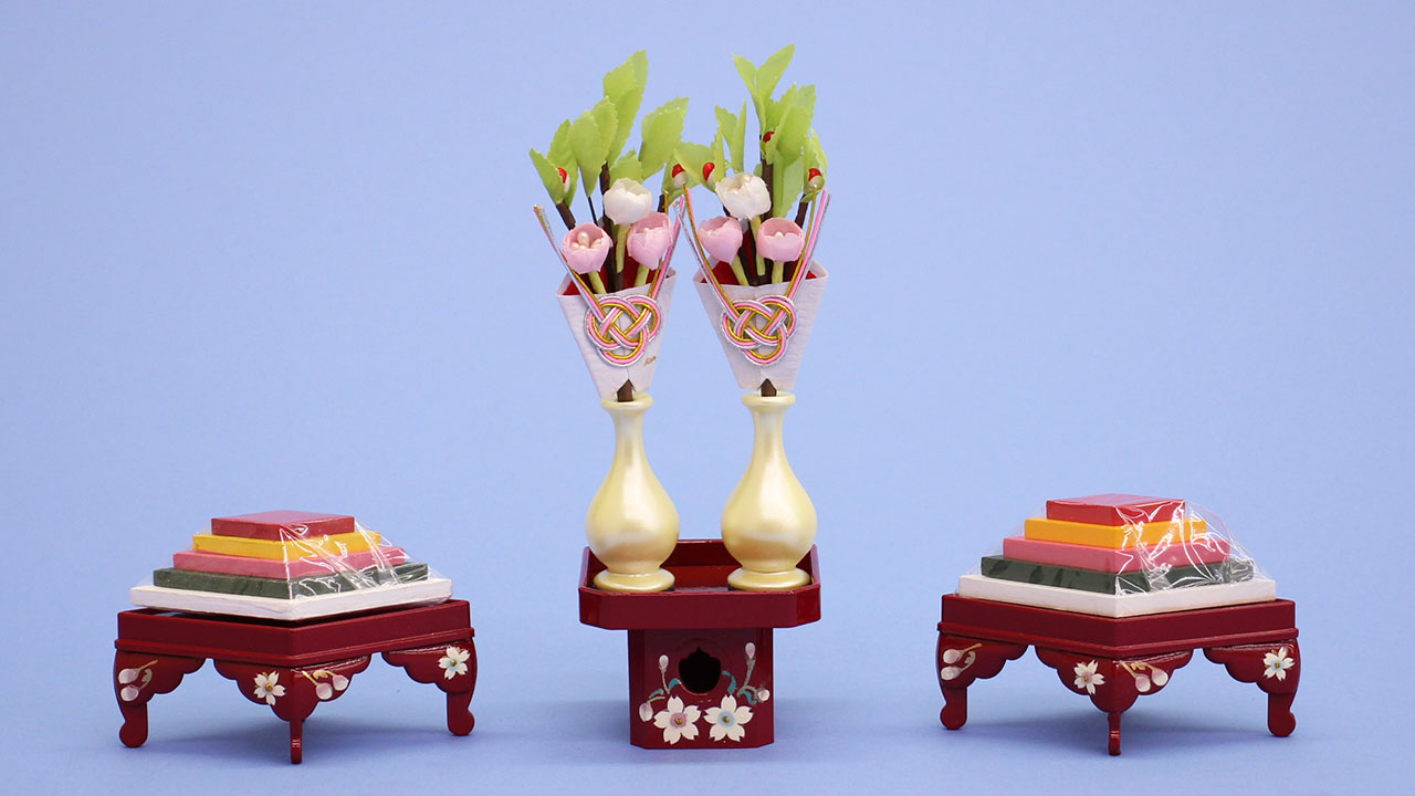 雛道具菱三宝 25号 朱赤塗桜花(餅:木製 台:樹脂製)