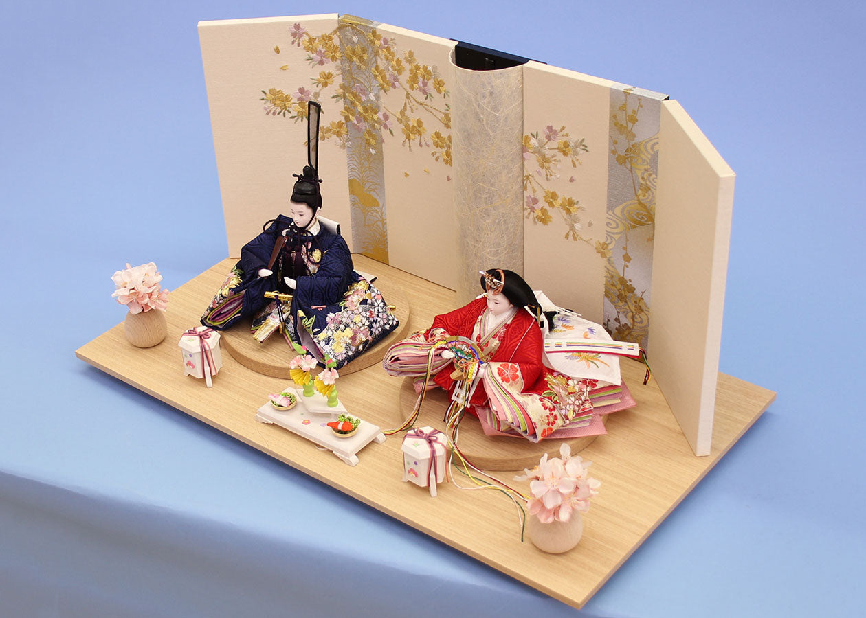 雛人形平飾り 結８２１３５赤黒刺繍　桧和桜　点灯イメージ
