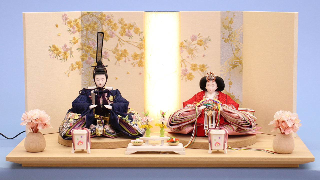 雛人形平飾り 結８２１３５赤黒刺繍　桧和桜　横から